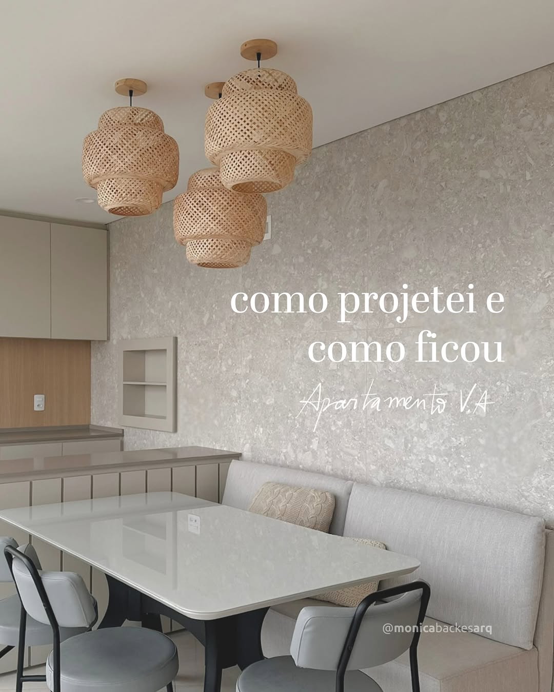 Sala de jantar clara do Apartamento VA, com banco estofado, mesa branca e pendentes de fibras naturais.