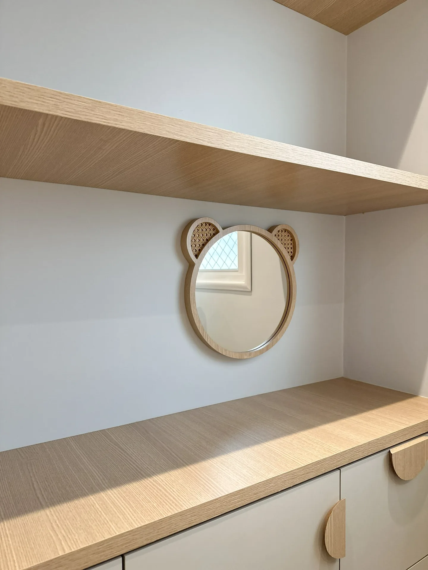 Quarto infantil com bancada de madeira e espelho em formato de urso