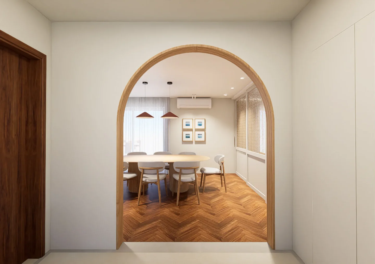 Arco de madeira na passagem para a sala de jantar, com mesa oval, pendentes terracota e piso em espinha de peixe